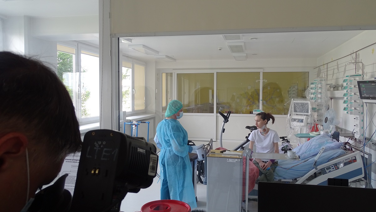 Na zdjęciu widok na salę intensywnego nadzoru, na zdjęciu pielęgniarka i pacjent
