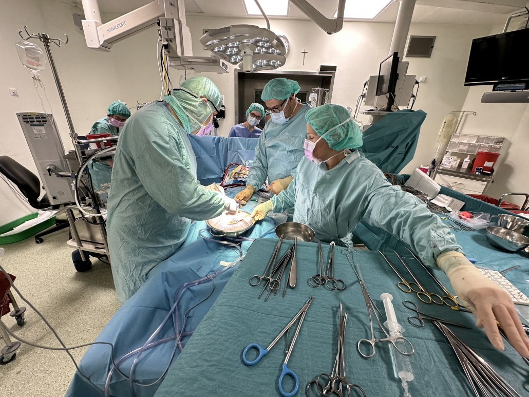 kolorowe zdjęcie z sali operacyjnej - transplantacja serca, zespół transplantologów przy stole operacyjnym, Krakowski Szpital Specjalistyczny im. św. Jana Pawła II