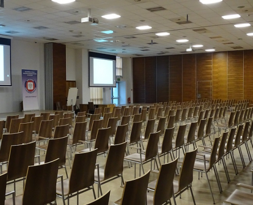 kolorowe zdjęcie sale konferencyjne modułowe z krzesłami