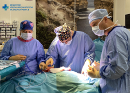 trzyosobowy zespół podczas przeprowadzania operacji torakochiryrgicznej