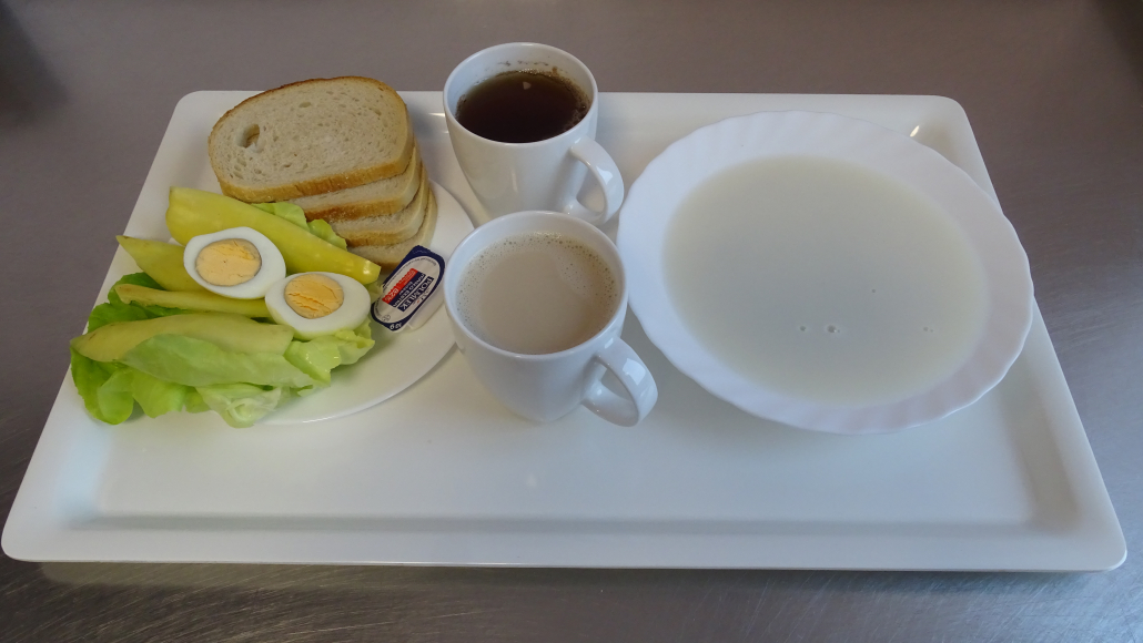 Śniadanie na tacy - napoje, chleb i zupa mleczna