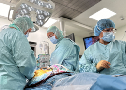 Zespół operacyjny podczas pracy na sali operacyjnej