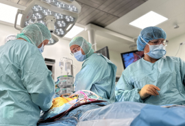 Zespół operacyjny podczas pracy na sali operacyjnej