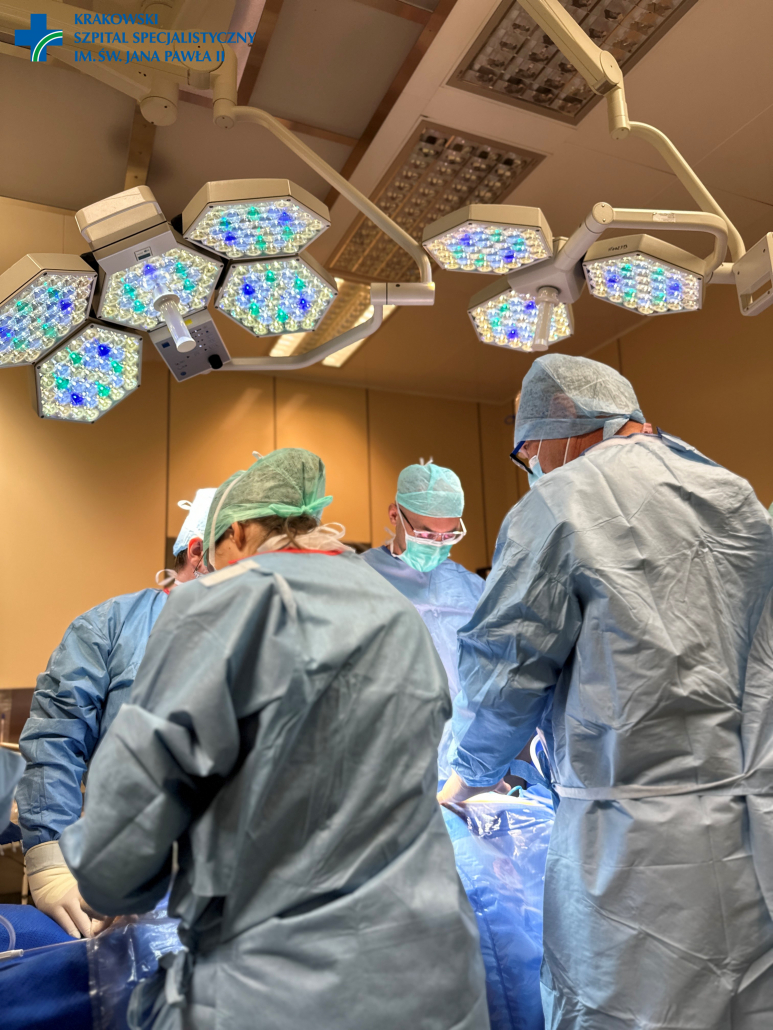 Cztery osoby na sali operacyjnej podczas operacji transplantacji płuc