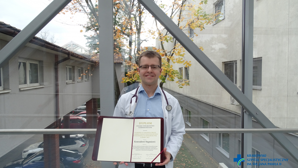 Dr n. med. Konrad Stępień pokazujący dyplom