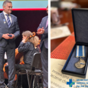 Dr Jacek Piątek odbierający nagrodę i zdjęcie medalu