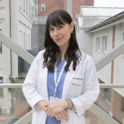 Psycholog mgr Matylda Sankiewicz w stroju medycznym i białym fartuchu na szpitalnym koryatrzu