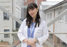 Psycholog mgr Matylda Sankiewicz w stroju medycznym i białym fartuchu na szpitalnym koryatrzu