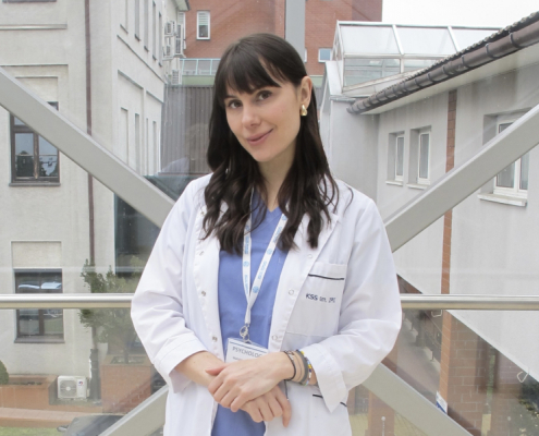 Psycholog mgr Matylda Sankiewicz w stroju medycznym i białym fartuchu na szpitalnym koryatrzu