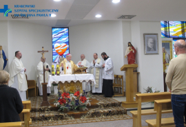 Msza święta w kaplicy wraz z uczestnikami.