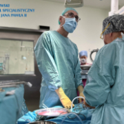 Dr Grzegorz Wasilewski z pielęgniarką na sali operacyjnej podczas wykonywania transplantacji serca.