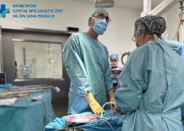Dr Grzegorz Wasilewski z pielęgniarką na sali operacyjnej podczas wykonywania transplantacji serca.