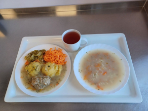 Zupa jarzynowa z makaronem, ziemniaki gotowane, pulpet drobiowy, sos pietruszkowy, surówka z marchwi, sałatka szwedzka, kompot