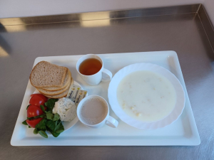 Zupa mleczna, 4 kromki chleba, kawa, herbata, twarożek, pomidor, sałata