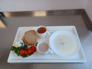 zupa mleczna, 3 kromki chleba, herbata, kawa, twarożek, pomidor, sałata