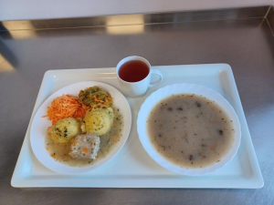 zupa pieczarkowa z makaronem, ziemniaki z koperkiem, pulpet drobiowy, sos pietruszkowy, sałatka szwedzka, kompot