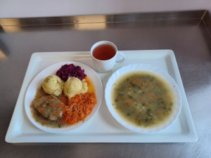 zupa szpinakowa z zacierką, ziemniaki z koperkiem, pieczeń z ryby, sos koperkowy, sałatka z czerwonej kapusty, kompot