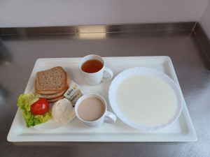 kasza manna, kawa z mlekiem, chleb, masło, twarożek, pomidor, sałata