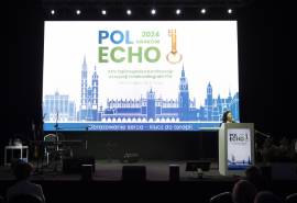 Sala wykładowa z wyświetlonym logo PolEcho