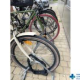 Stojak rowerowy z ustawionymi rowerami