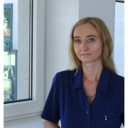 Dr n. med. Elżbieta Szczygieł-Pilut na szpitalnym korytarzu na tle okna