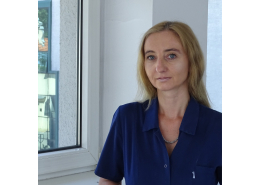 Dr n. med. Elżbieta Szczygieł-Pilut na szpitalnym korytarzu na tle okna