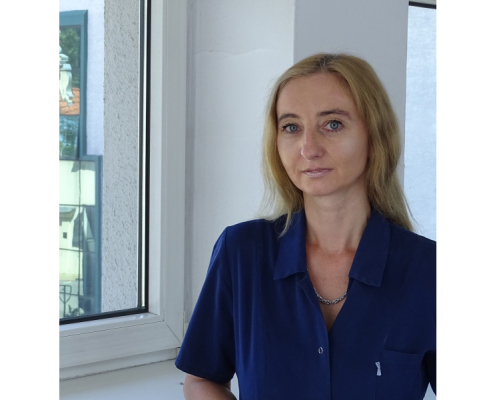 Dr n. med. Elżbieta Szczygieł-Pilut na szpitalnym korytarzu na tle okna