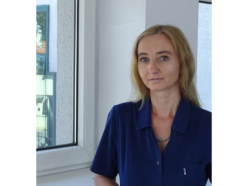 Dr n. med. Elżbieta Szczygieł-Pilut na szpitalnym korytarzu na tle okna