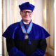 Profesor Jacek Legutko w niebieskim stroju z medalem na szyi