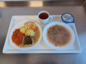 krupnik, ziemniaki, ryba pieczona, sos jarzynowy, surówka, kompot + jogurt 