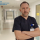 Dr. n. med. Jakub Prażak na szpitalnym korytarzu