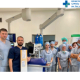Zdjęcie grupowe zespołu po wykonanym zabiegu w sali elektrofizjologii.