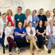 Zespół psychologów pozujący do zdjęcia grupowego.
