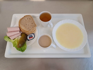 Kasza kukurydziana na mleku Kawa zbożowa z mlekiem, herbata, Chleb mieszany, masło, wędlina, ogórek kiszony i sałata.