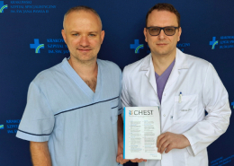 Dr Waligóra i prof. Kopeć trzymający w dłoniach magazyn CHEST na tle ścianki z logotypami.
