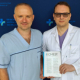 Dr Waligóra i prof. Kopeć trzymający w dłoniach magazyn CHEST na tle ścianki z logotypami.