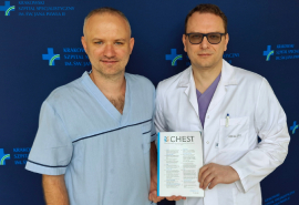 Dr Waligóra i prof. Kopeć trzymający w dłoniach magazyn CHEST na tle ścianki z logotypami.