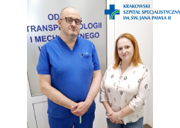 Prof. Wierzbicki z pacjentką na tle drzwi prowadzących do oddziału.