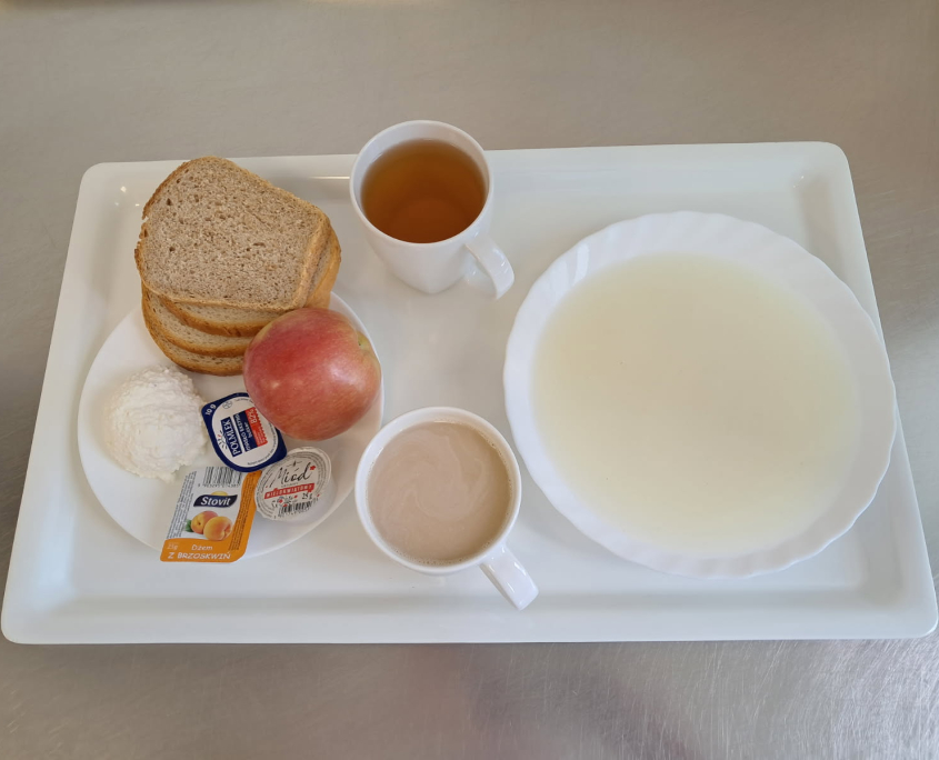 Jabłko, masło, dżem, miód, ser biały, pieczywo, kawa, herbata, zupa mleczna.