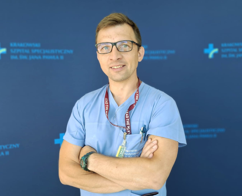 T. Fioka na tle szpitalnych logotypów.