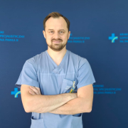 Dr P. Szolc na tle szpitalnych logotypów.