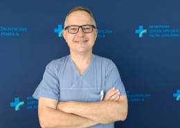 Dr M. Stąpór na tle szpitalnych logotypów.