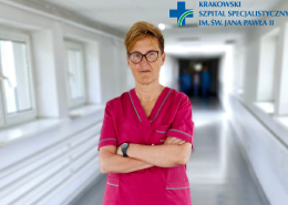 Dr Dorota Sobczyk na szpitalnym korytarzu.
