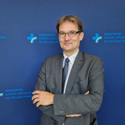 Prof. Płazak na granatowym tle.