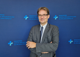 Prof. Płazak na granatowym tle.
