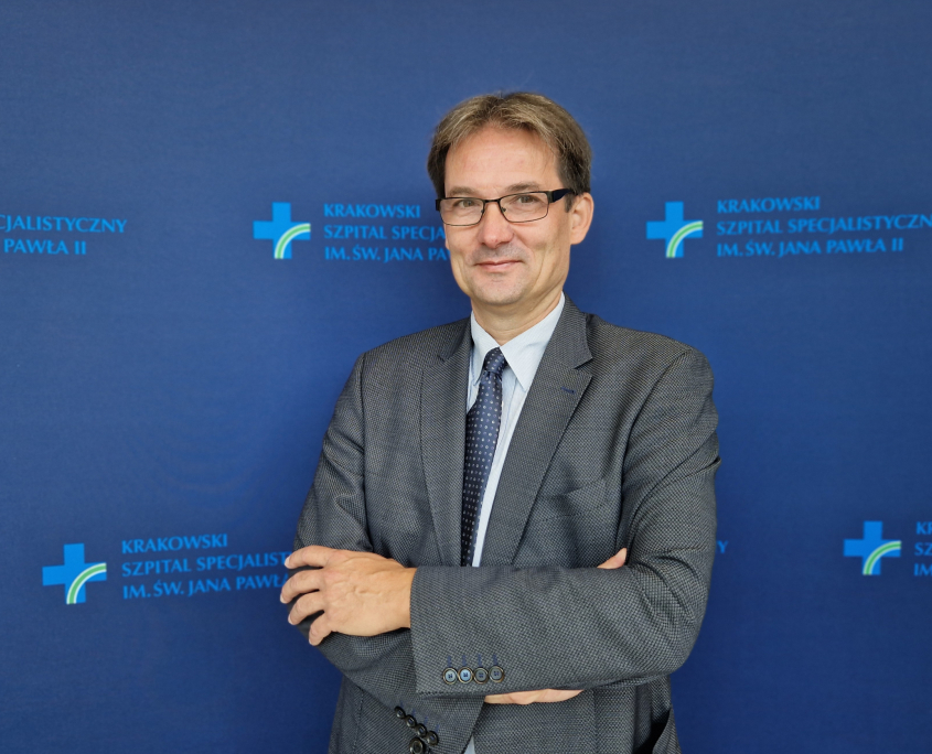 Prof. Płazak na granatowym tle.