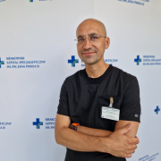 Dr G. Wasilewski na białym tle z logotypami szpitala.