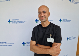 Dr G. Wasilewski na białym tle z logotypami szpitala.