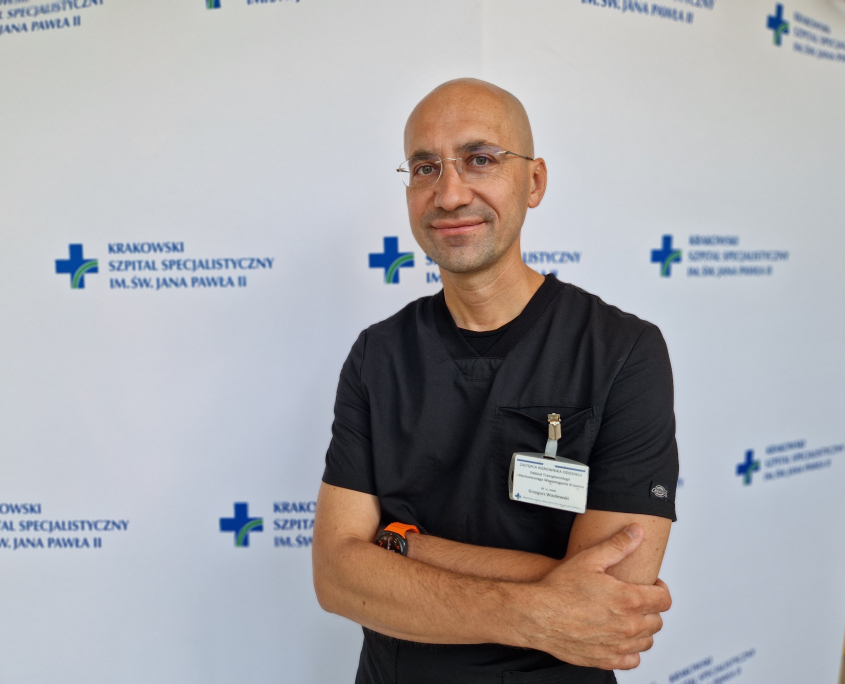 Dr G. Wasilewski na białym tle z logotypami szpitala.