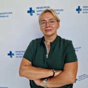 F. Krupa-Hubner na białym tle z logotypami szpitala.